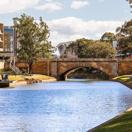 帕拉马塔教堂街美利通公寓式酒店 悉尼 外观 照片 The Swan River at Perth Stadium