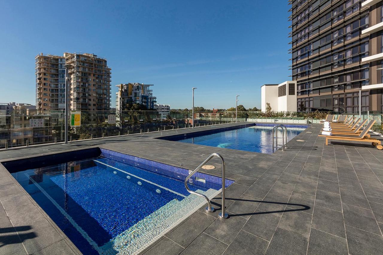 帕拉马塔教堂街美利通公寓式酒店 悉尼 外观 照片 Rooftop pool at the apartment complex